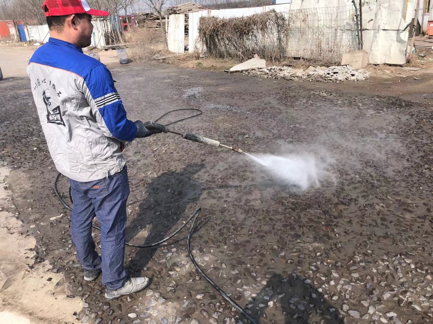 修补砂浆的施工方法一：清除地面杂质